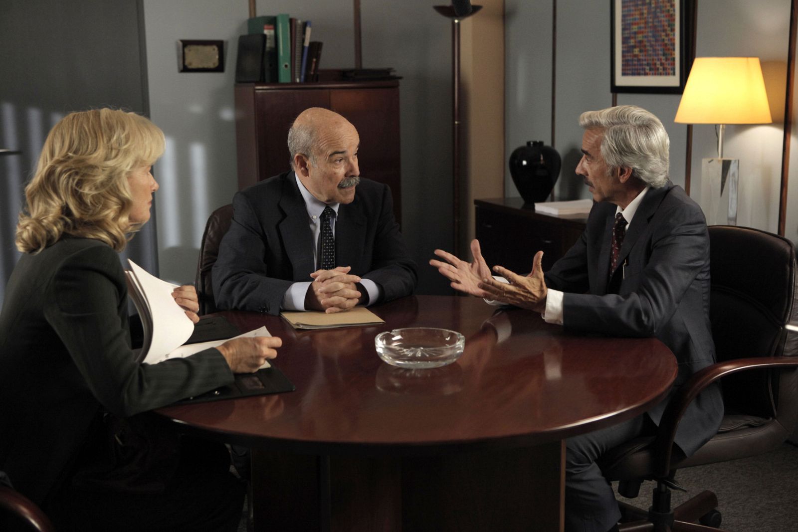 Antonio y Mercedes acuden al banco del barrio para pedir un préstamo