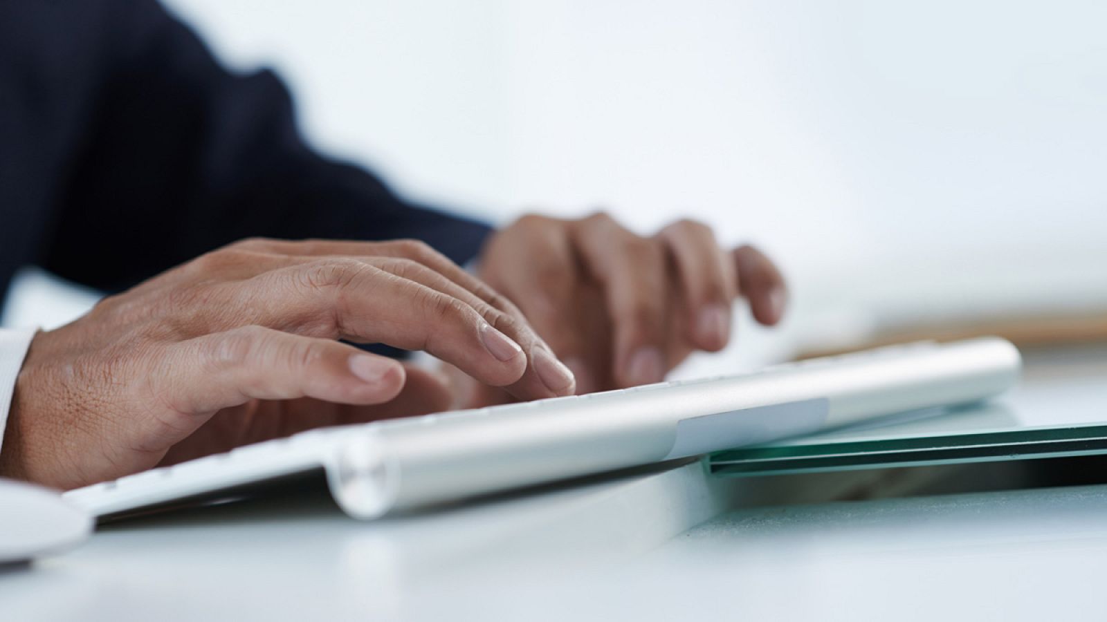 Una persona tecleando en un ordenador