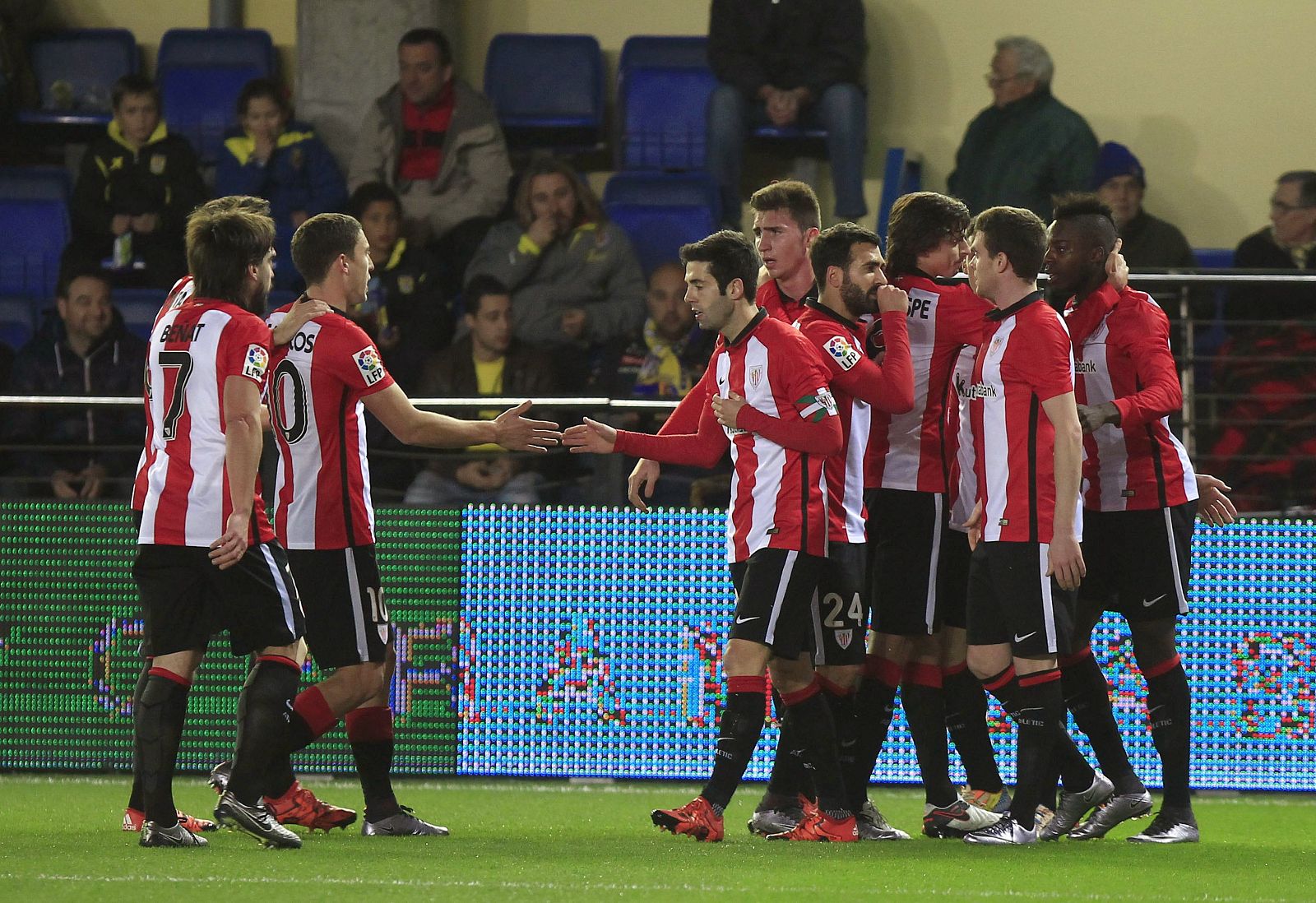 Los jugadores del Athletic celebran el gol marcado por su compañero, Iñaki Williams (d) ante el Villarreal.