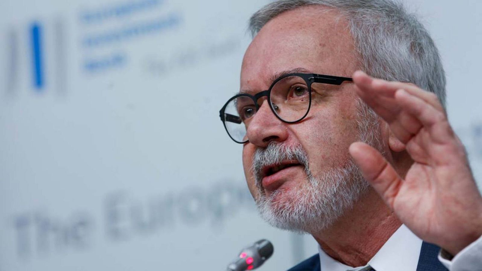 El presidente del Banco Europeo de Inversiones (BEI), Werner Hoyer, durante la rueda de prensa de este jueves en Bruselas