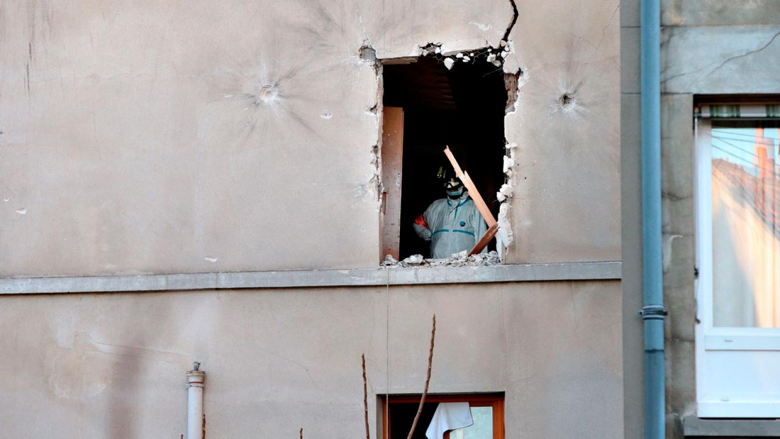 Un forense de la policía francesa investiga el piso de Saint Denis en el que se hizo estallar Chakib Akrouh