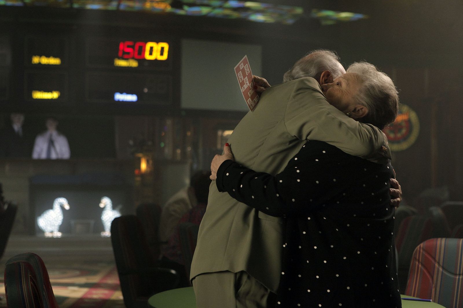 Hermina ayuda a Antonio con el dinero que gana en el bingo