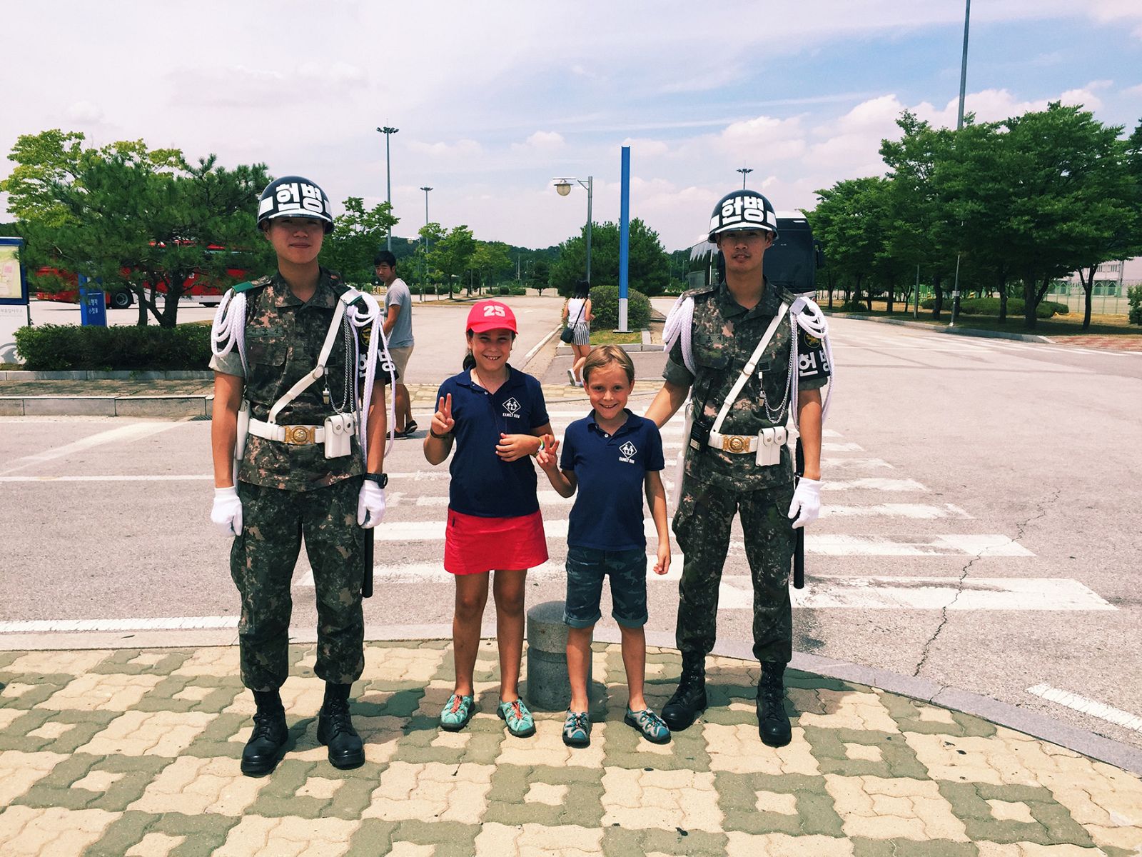 Candela y Mateo se fotografían junto a dos militares ubicados en la frontera de las dos Coreas