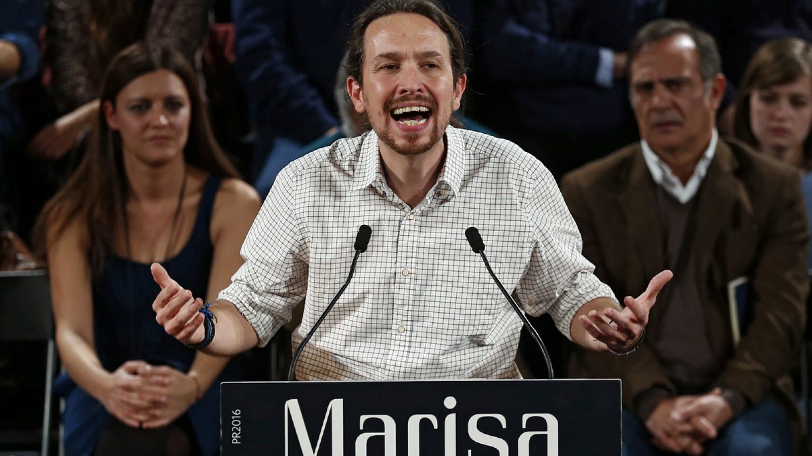El líder de Podemos, Pablo Iglesias, durante un acto en Lisboa de la campaña electoral de Marisa Matias, candidata a la presidencia de Portugal