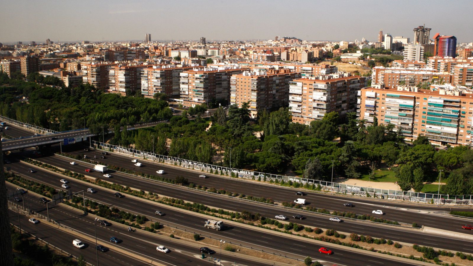 Los habitantes de viviendas cercanas a las autopistas o grandes carreteras soportan una elevada contaminación.