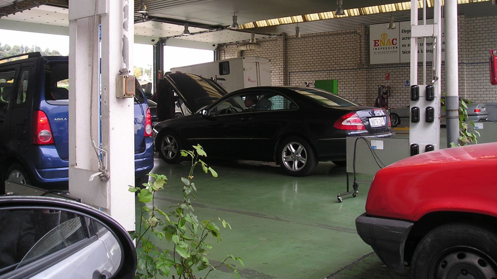 Los defraudadores cobraban entre 100 y 200 euros por burlar los controles de las ITV.