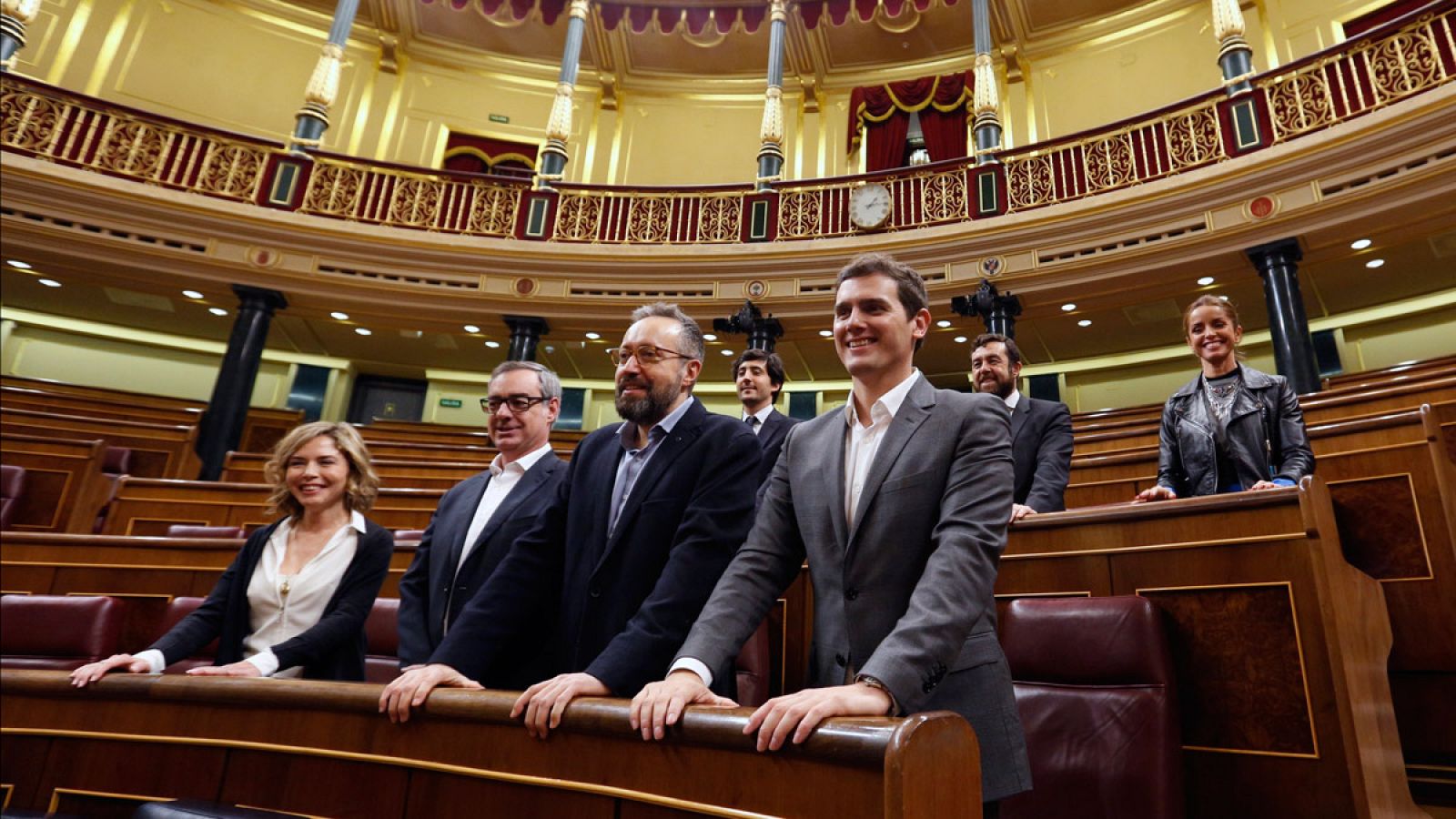Albert Rivera y varios miembros de Ciudadanos posan en el hemiciclo del Congreso.