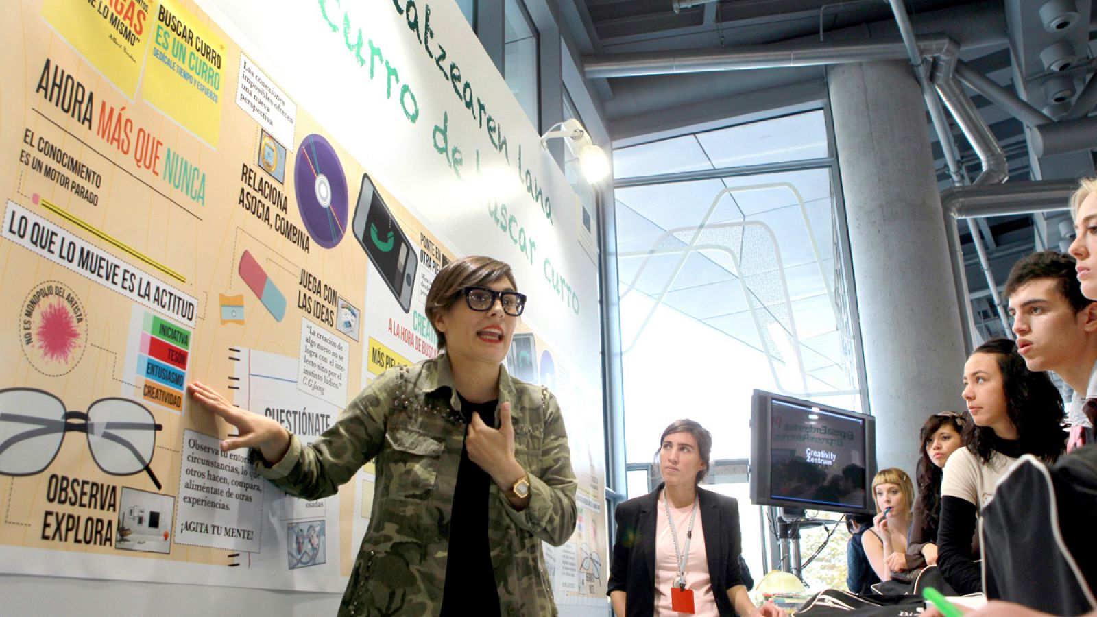 Una clase de cómo buscar trabajo en una feria de empleo en Bilbao (Archivo)