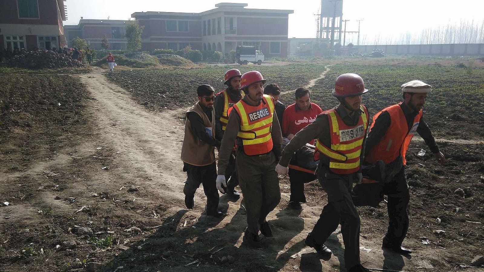 Equipos de rescate evacúan a uno de los heridos en el ataque a la universidad Bacha Jan de Charsadda, en Pakistán