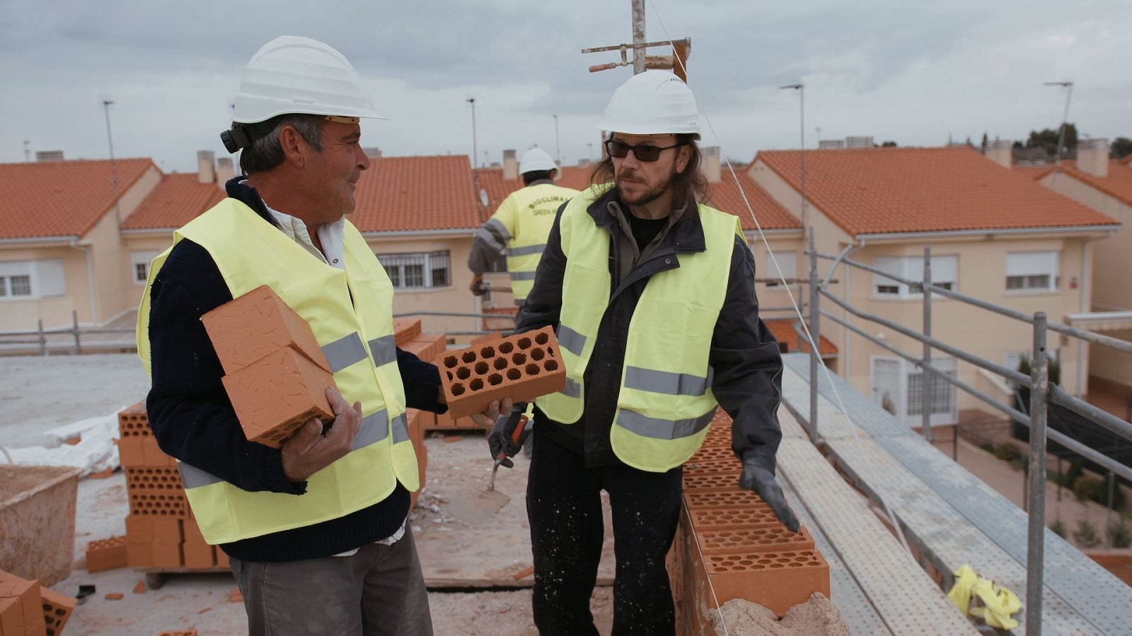 Santiago Segura será uno de los famosos invitados, y conocerá en primera persona la labor que se realiza en el sector de la construcción