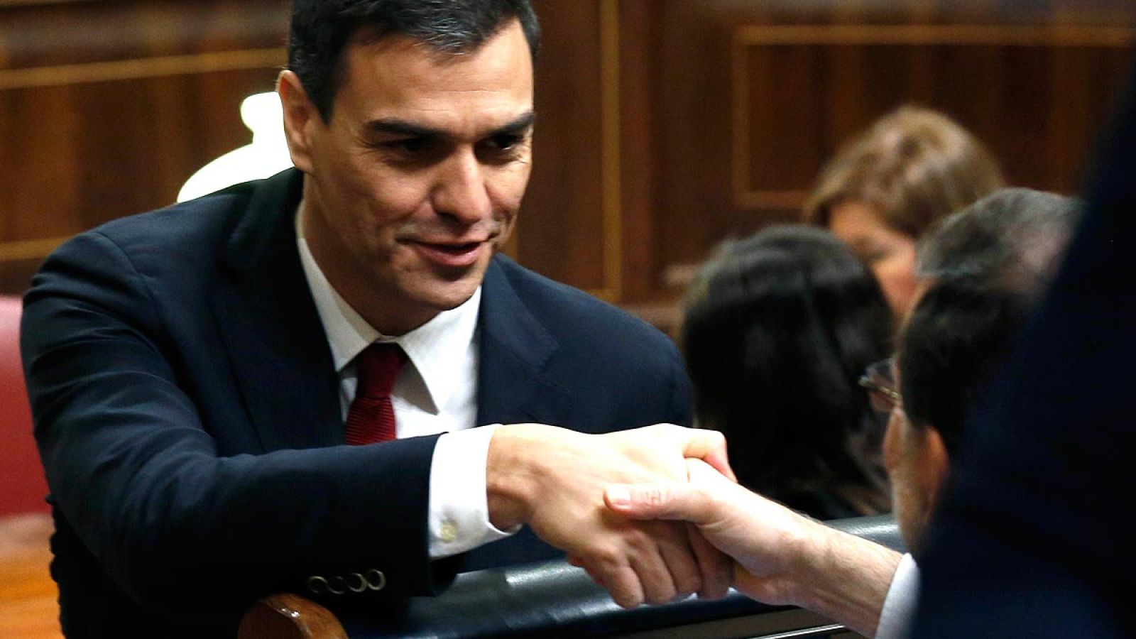 Rajoy y Sánchez se saludan el día de la Constitución de las Cámaras