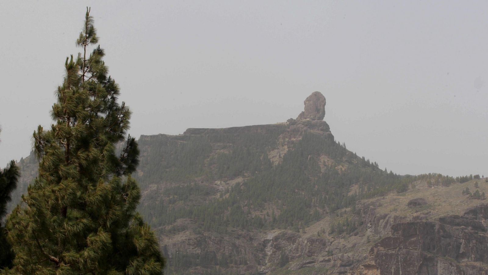 Vista del Roque Nublo desde el mirador de la Degollada de la Becerra en Tejeda (Gran Canaria)