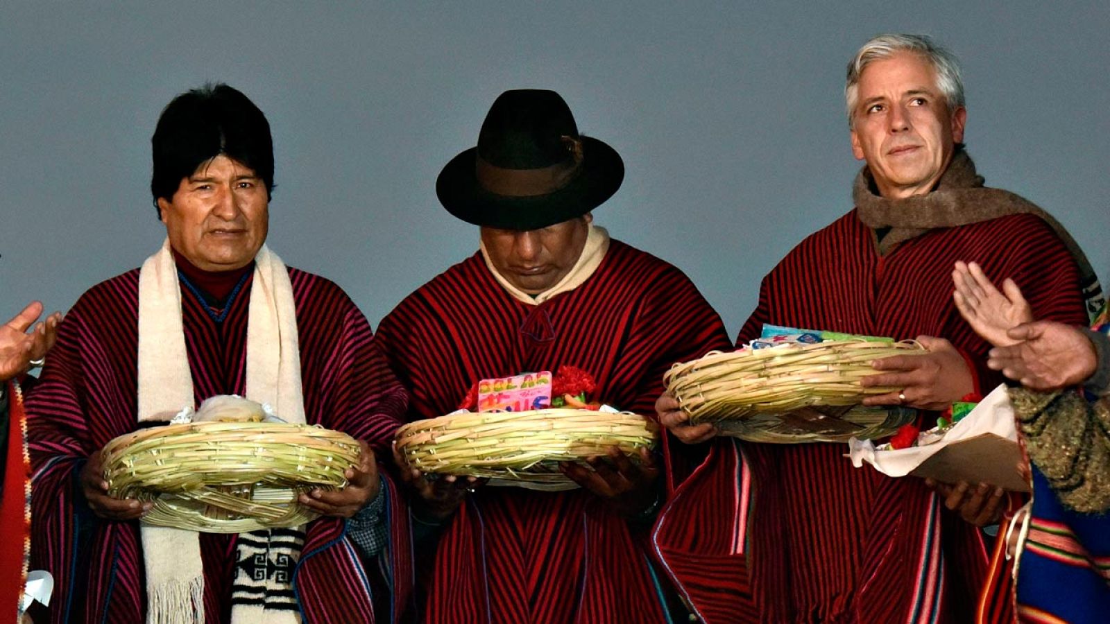 El presidente de Bolivia, Evo Morales, participa en una ceremonia tradicional que conmemora sus diez años en la presidencia en las ruinas de Tiahuanaco junto al vicepresidente, Álvaro García Linera (a la derecha)