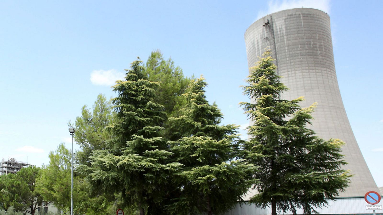 Detalle de una chimenea de la planta de Elcogas en Puertollano