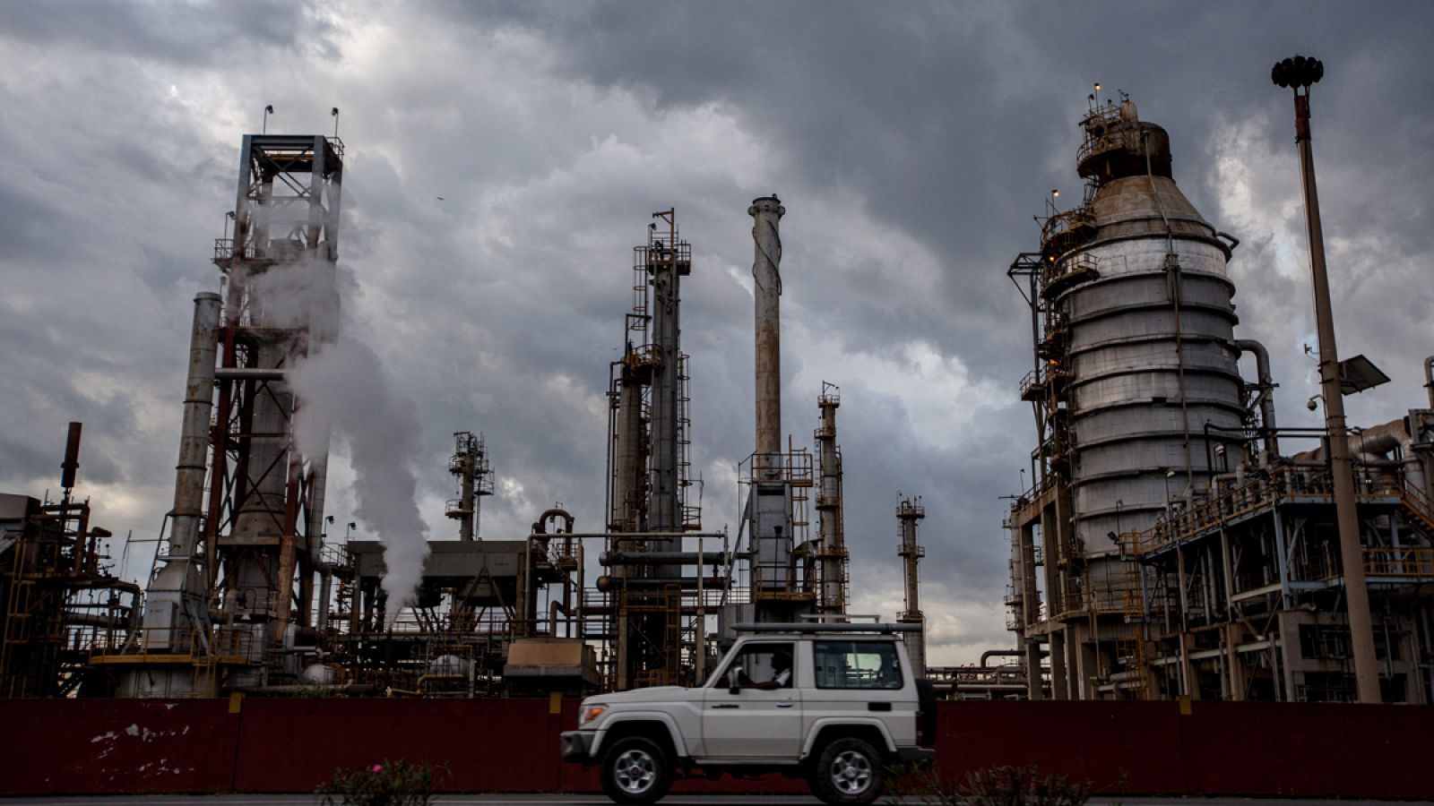 Un automóvil pasa frente a la refinería El Palito, ubicada en el estado Carabobo (Venezuela)