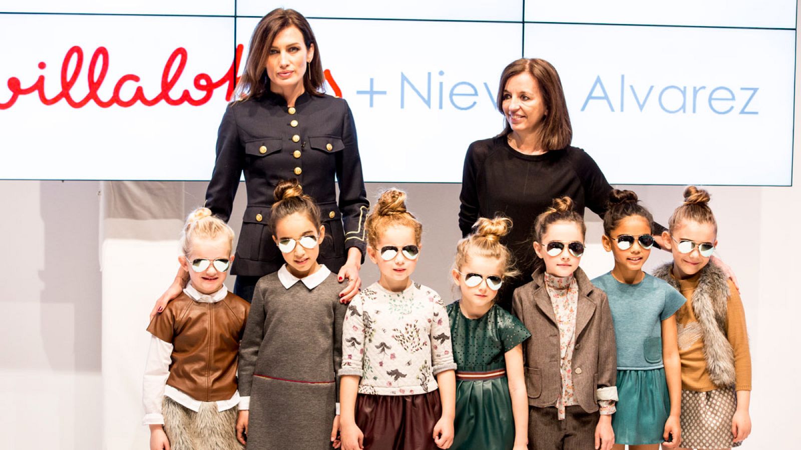 Nieves Álvarez saluda en la pasarela tras presentar su nueva colección