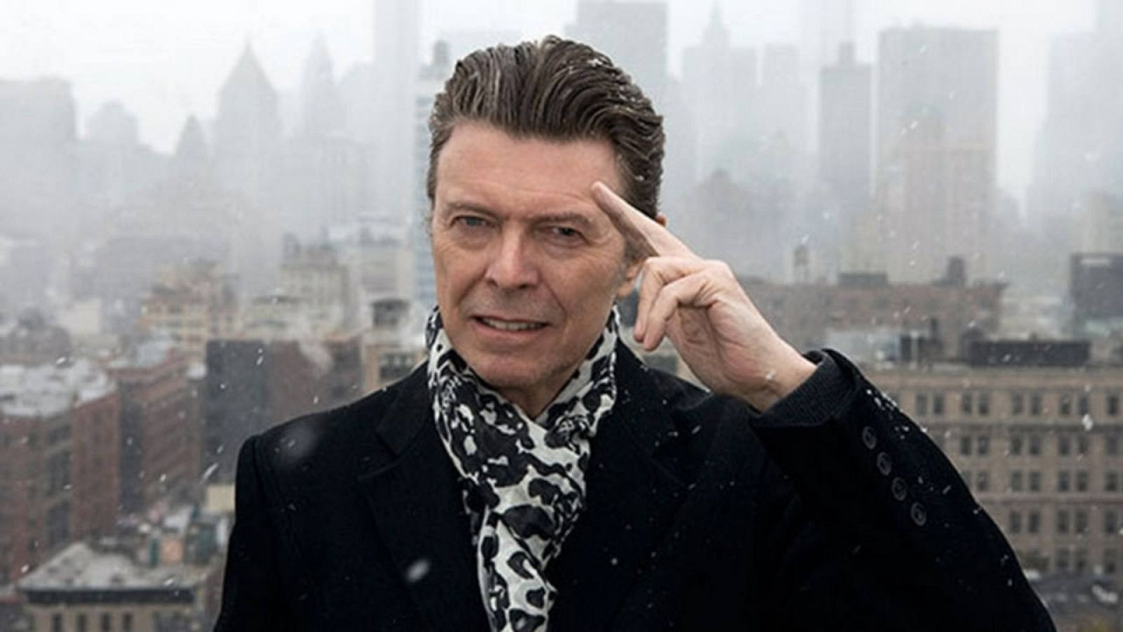 El músico, actor y compositor de rock inglés David Bowie