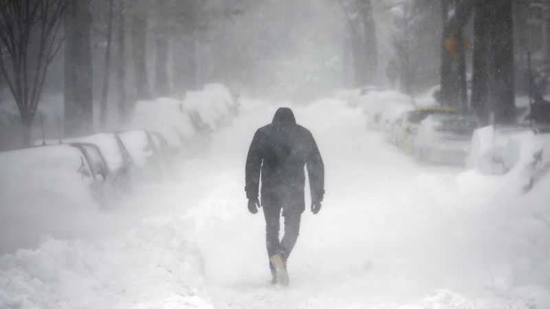 Nueva York prohibe el tráfico de vehículos por el temporal de nieve y hielo