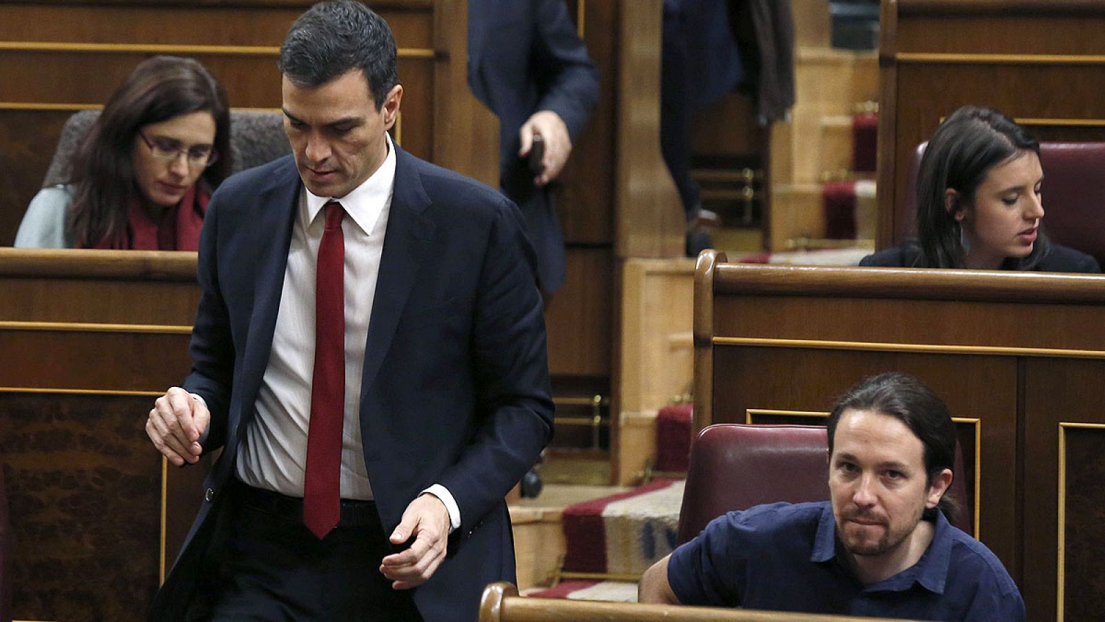 Pedro Sánchez pasa junto a Pablo Iglesias en el Congreso
