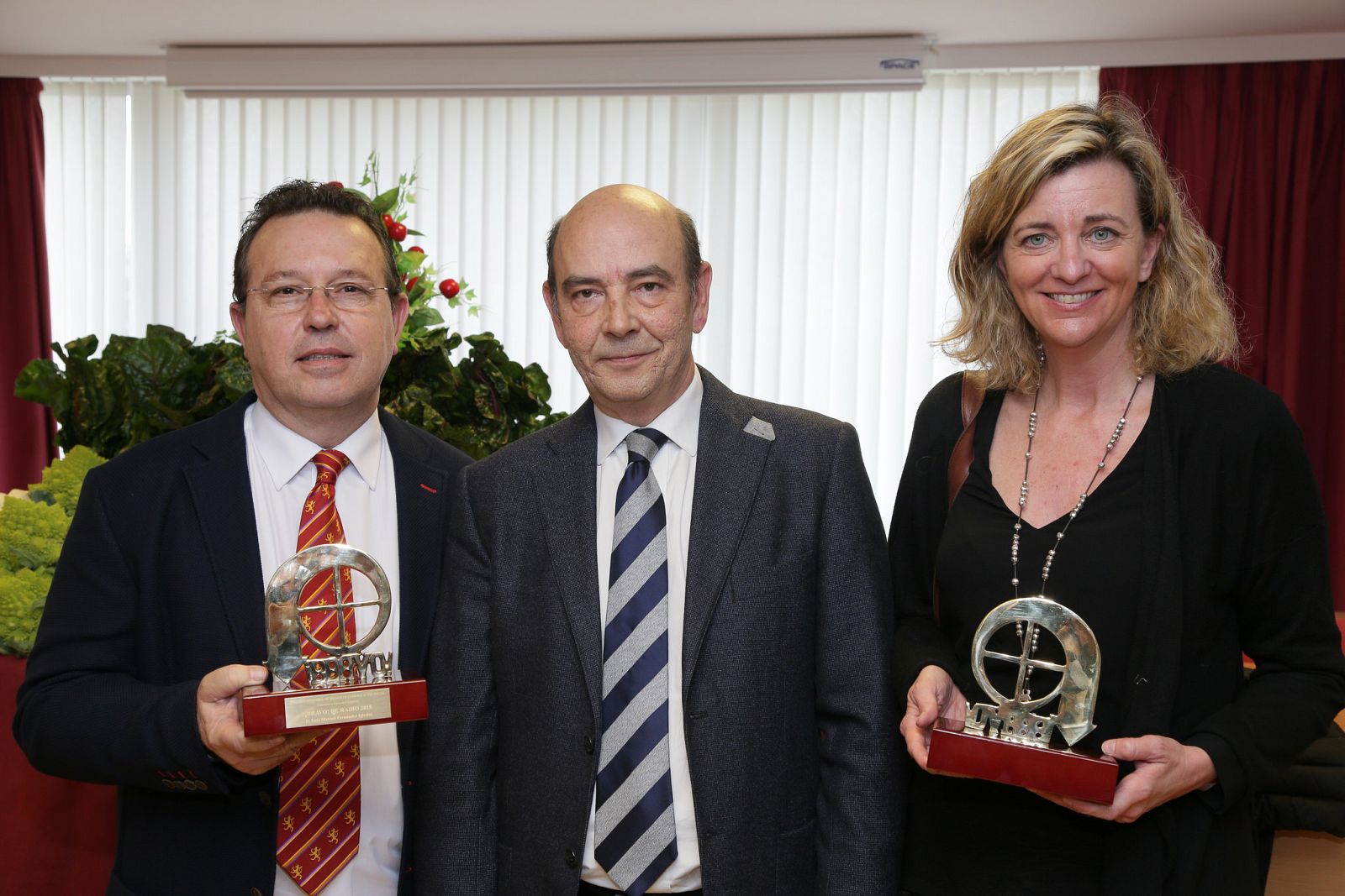 El periodista de RNE, Luis Manuel Fernández, el director de la emisora, Alfonso Nasarre y Mariví Altemir, en la entrega de los Premios ¡Bravo! 2015