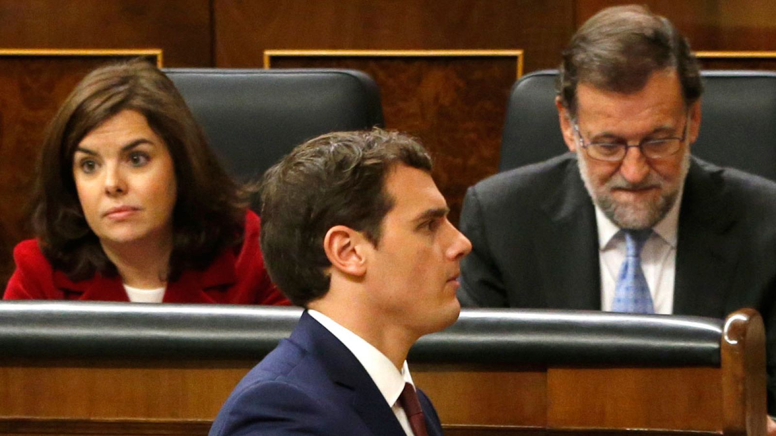 Albert Rivera pasa por delante del presidente en funciones Mariano Rajoy, en el Congreso