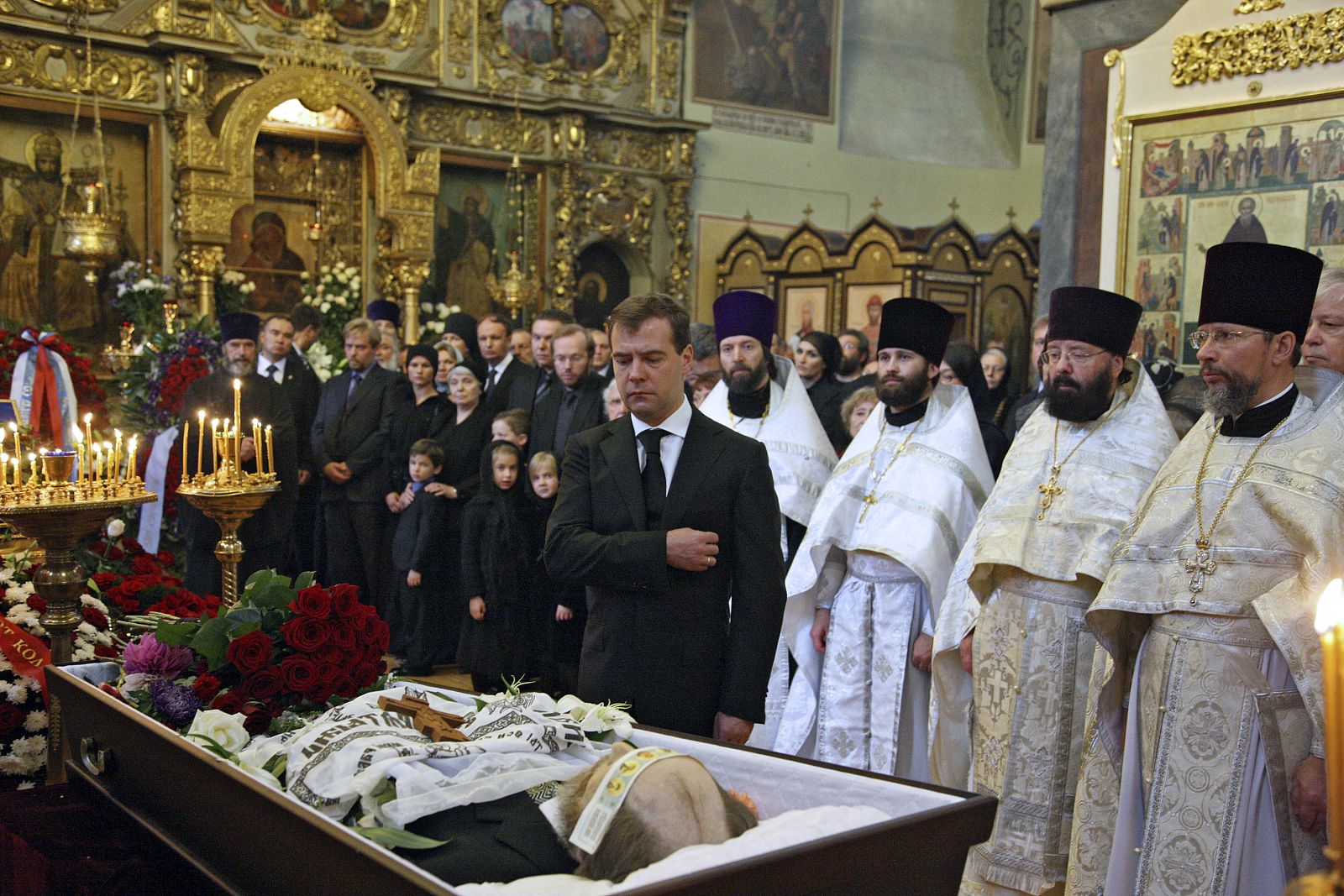 El presidente ruso, Dimitri Medvedev, en la misa por el escritor Solzhenitsin