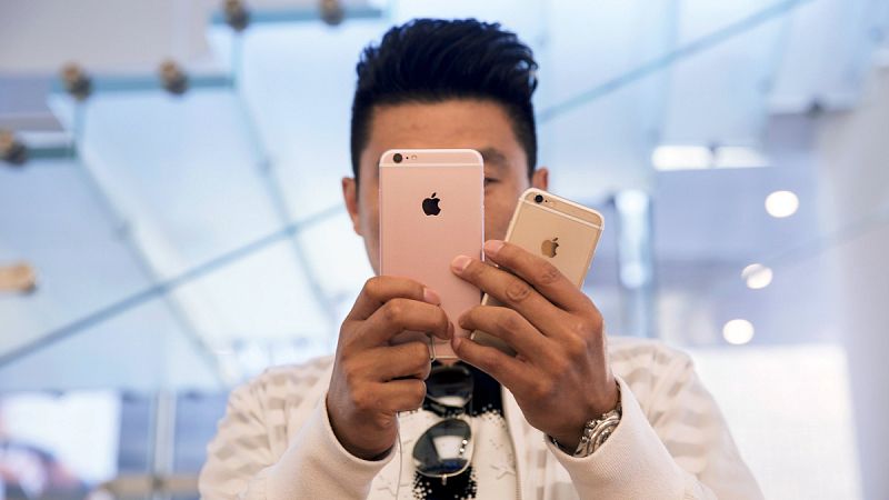 Apple obtuvo un beneficio récord en el último trimestre de 2015 pero las ventas del iPhone se estancaron