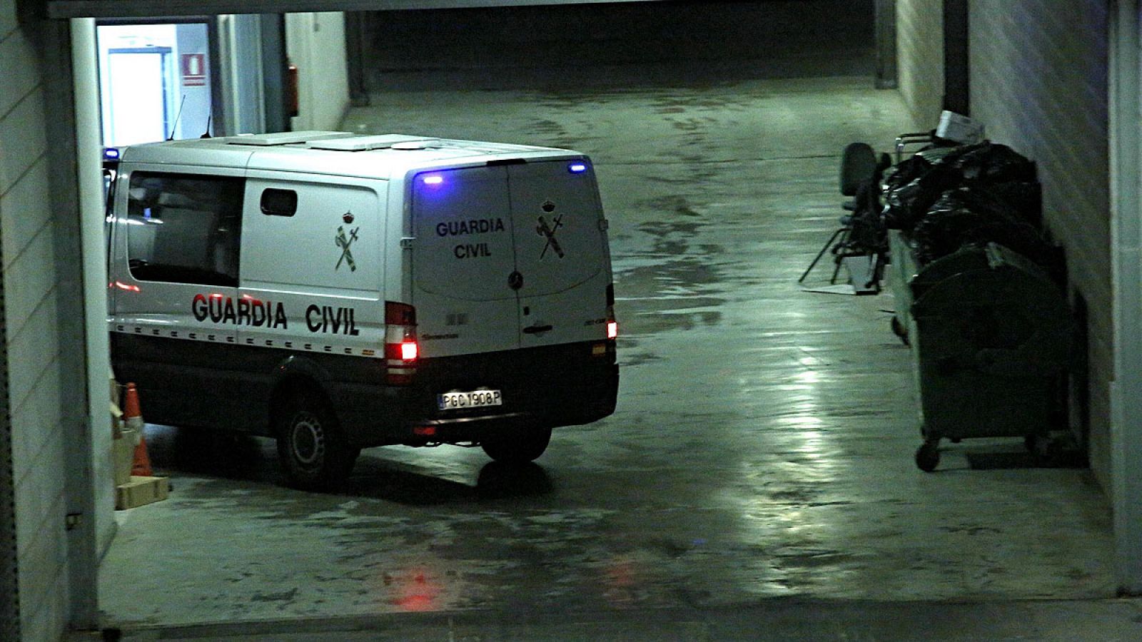 Un furgón de la Guardia Civil accede a la Ciudad de la Justicia de Valencia donde han pasado a disposición judicial algunos de los detenidos en la Operación Taula