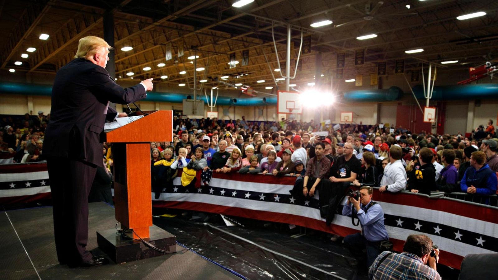 Donald Trump interviene en un mitin en la Universidad de Iowa, antes de las primarias