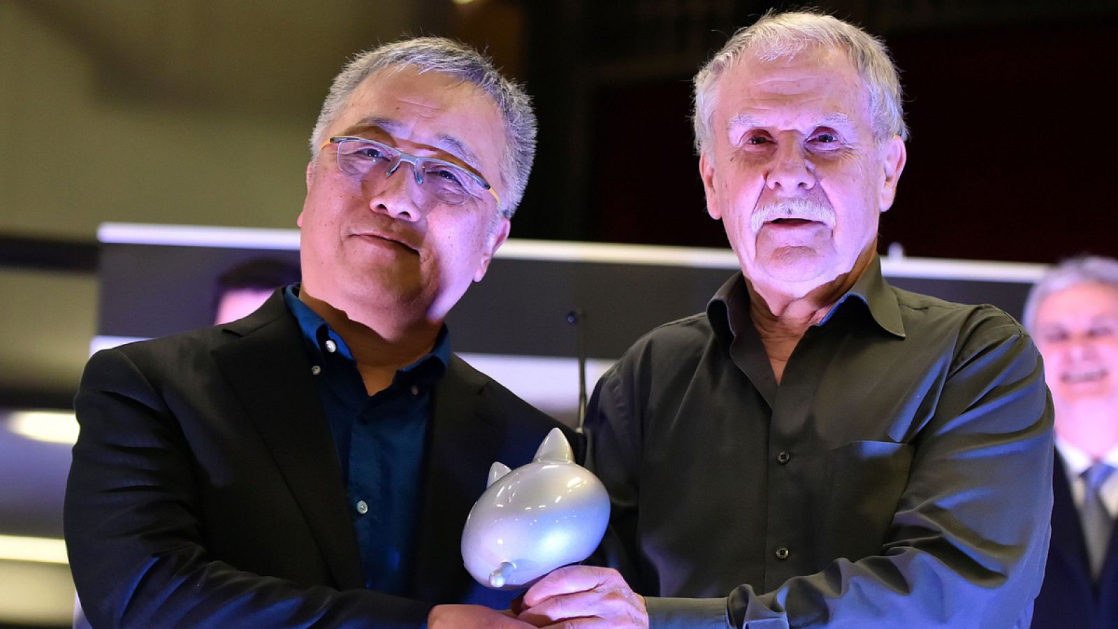 Hermann recibiendo el Gran Premio de Angouleme de manos del anterior ganador, Katsuhiro Otomo ('Akira')