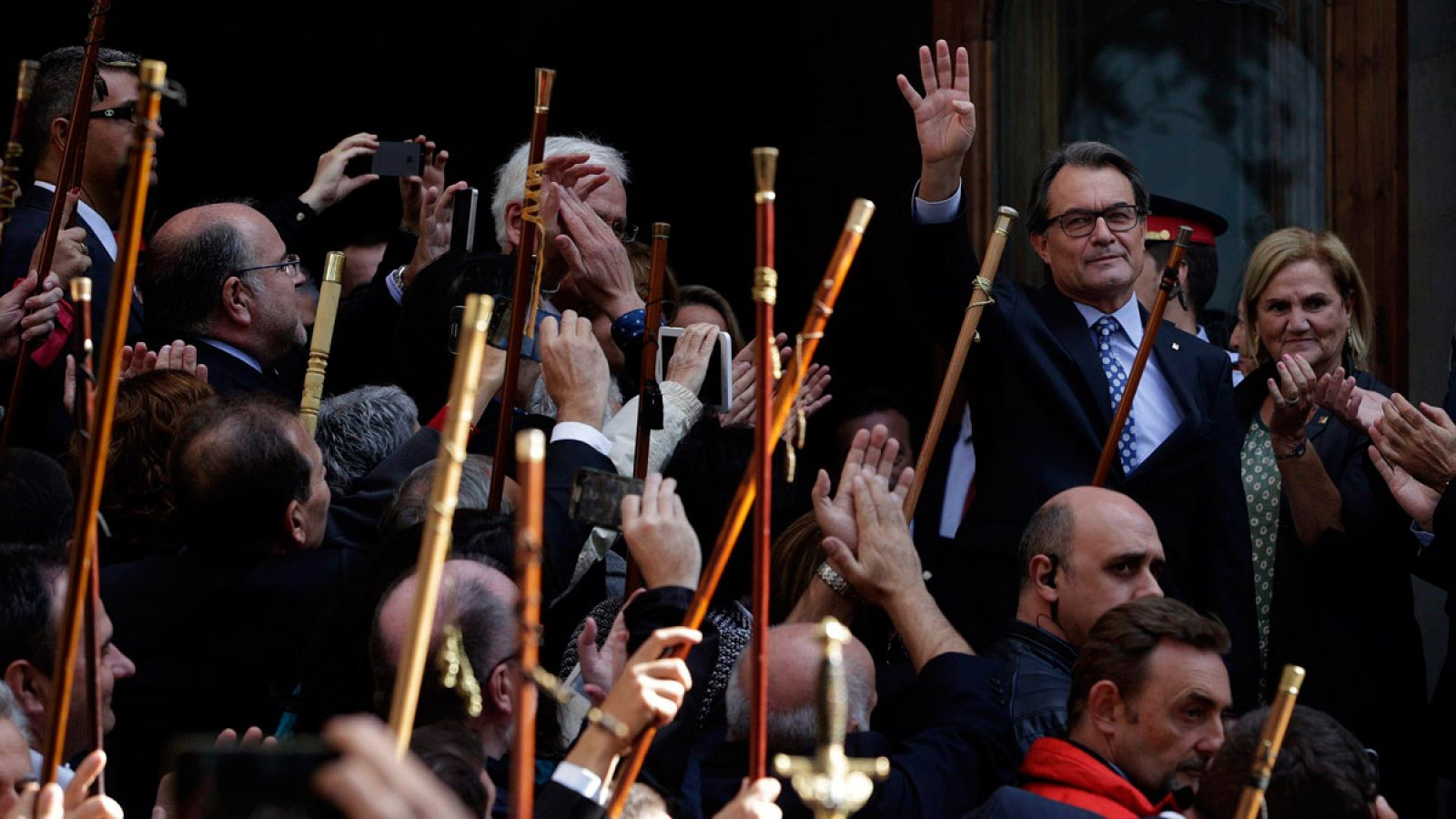 Artur Mas saluda ante el Tribunal Superior de Justicia de Cataluña