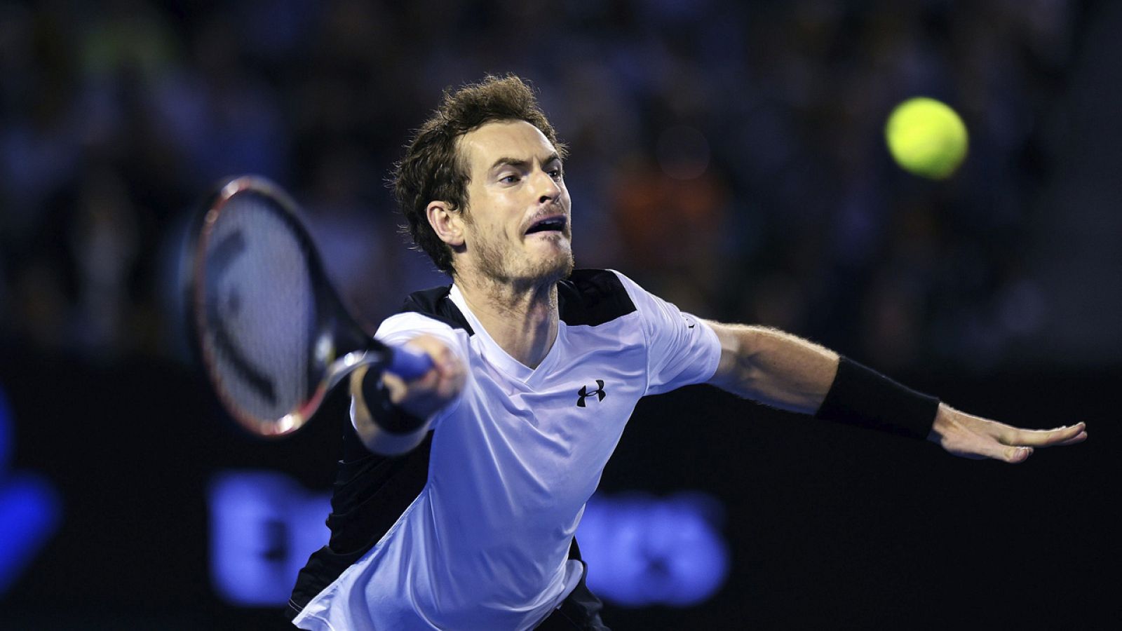 Murray golpea la bola contra Raonic