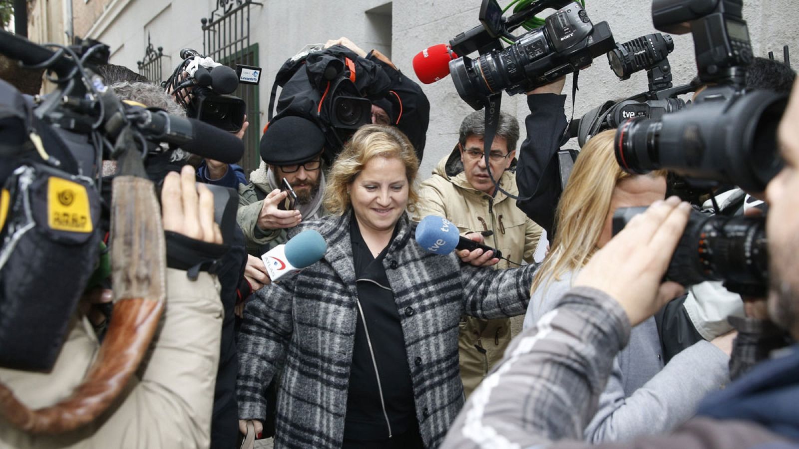 La concejal popular en Valencia María Angels Ramón Llin saliendo de la Comandancia de la Guardia Civil.