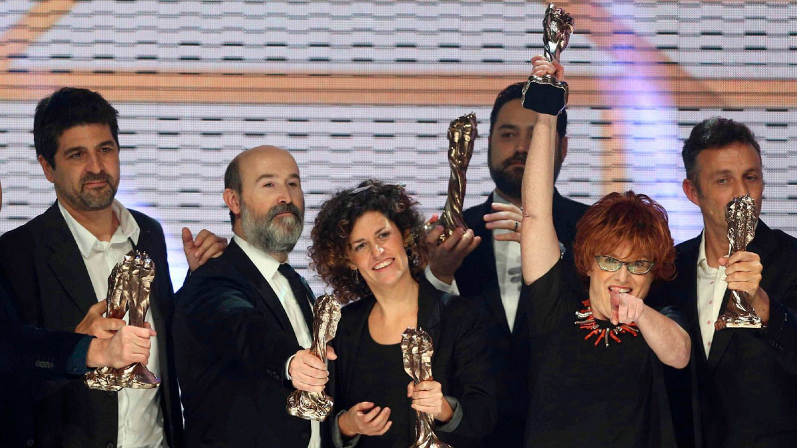 Cesc Gay, Javier Cámara y otros miembros del equipo de 'Truman' premiados a la finalizaciónen los VIII Premios Gaudí de Cine que otorga la Academia del Cinema Català.