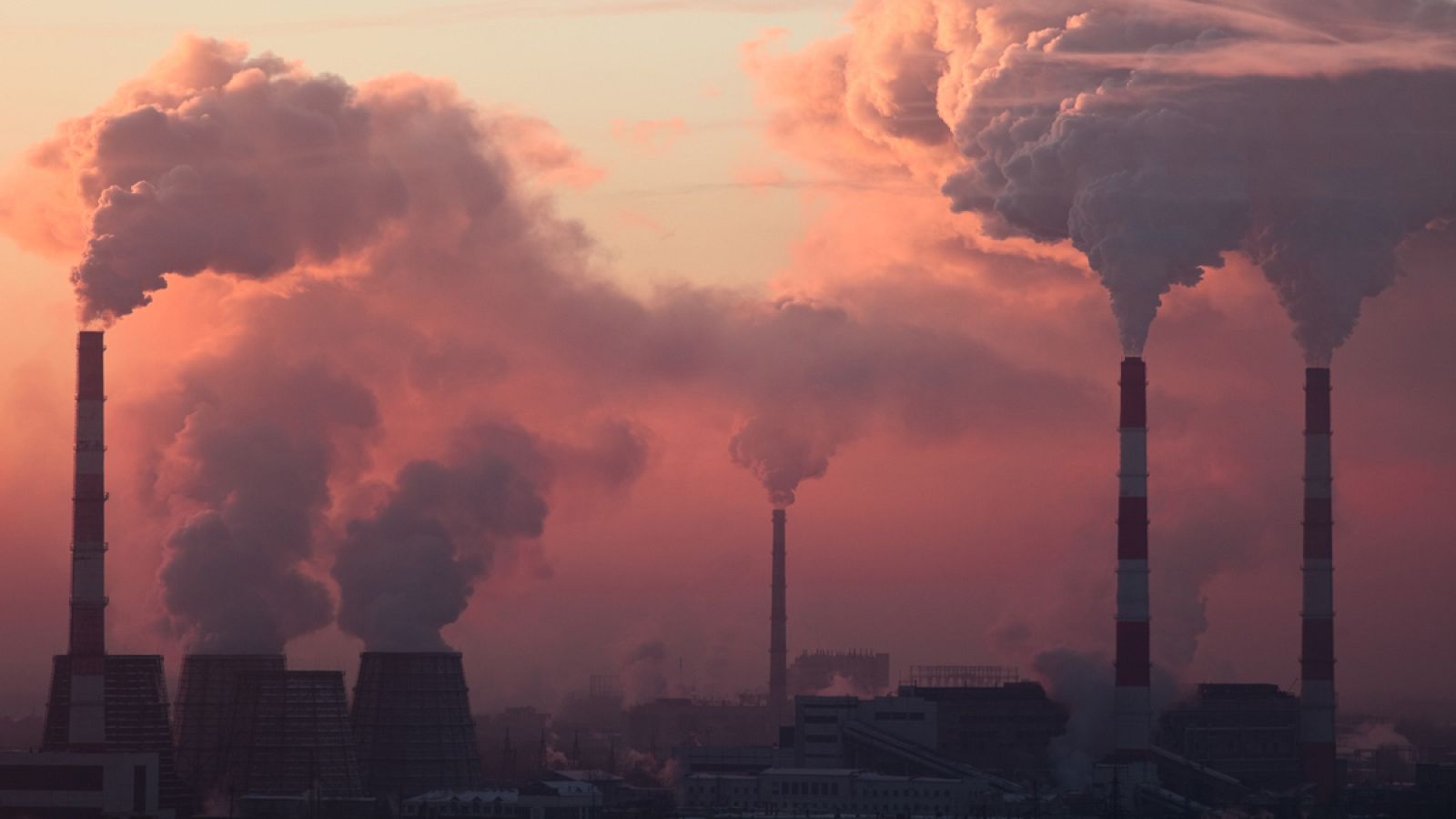 El ozono se forma en la atmósfera por la combustión de hidrocarburos.