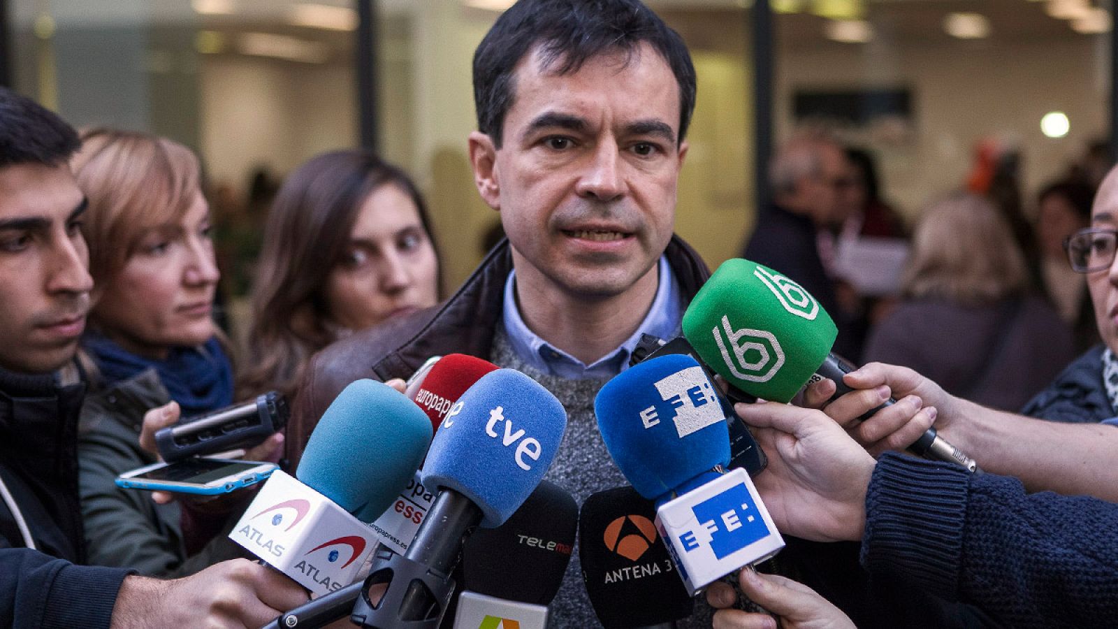 Herzog, candidato de UPyD el 20D, tras depositar su voto en Madrid.