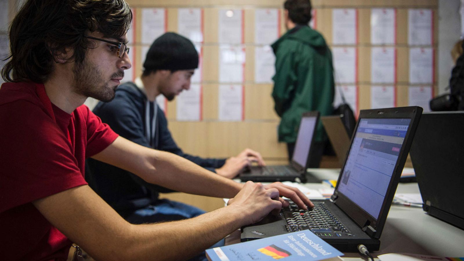 Voluntarios de un centro de empleo para inmigrantes en el antiguo aeropuerto de Tempelhof