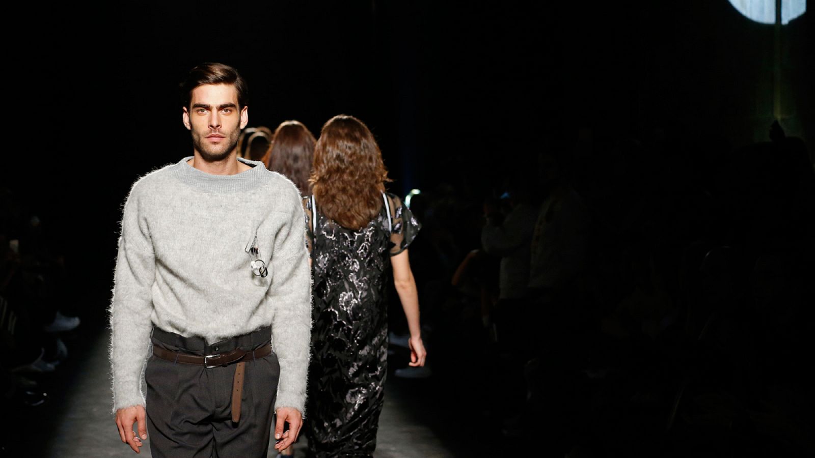 El top internacional Jon Kortajarena desfilando para Pablo Erroz