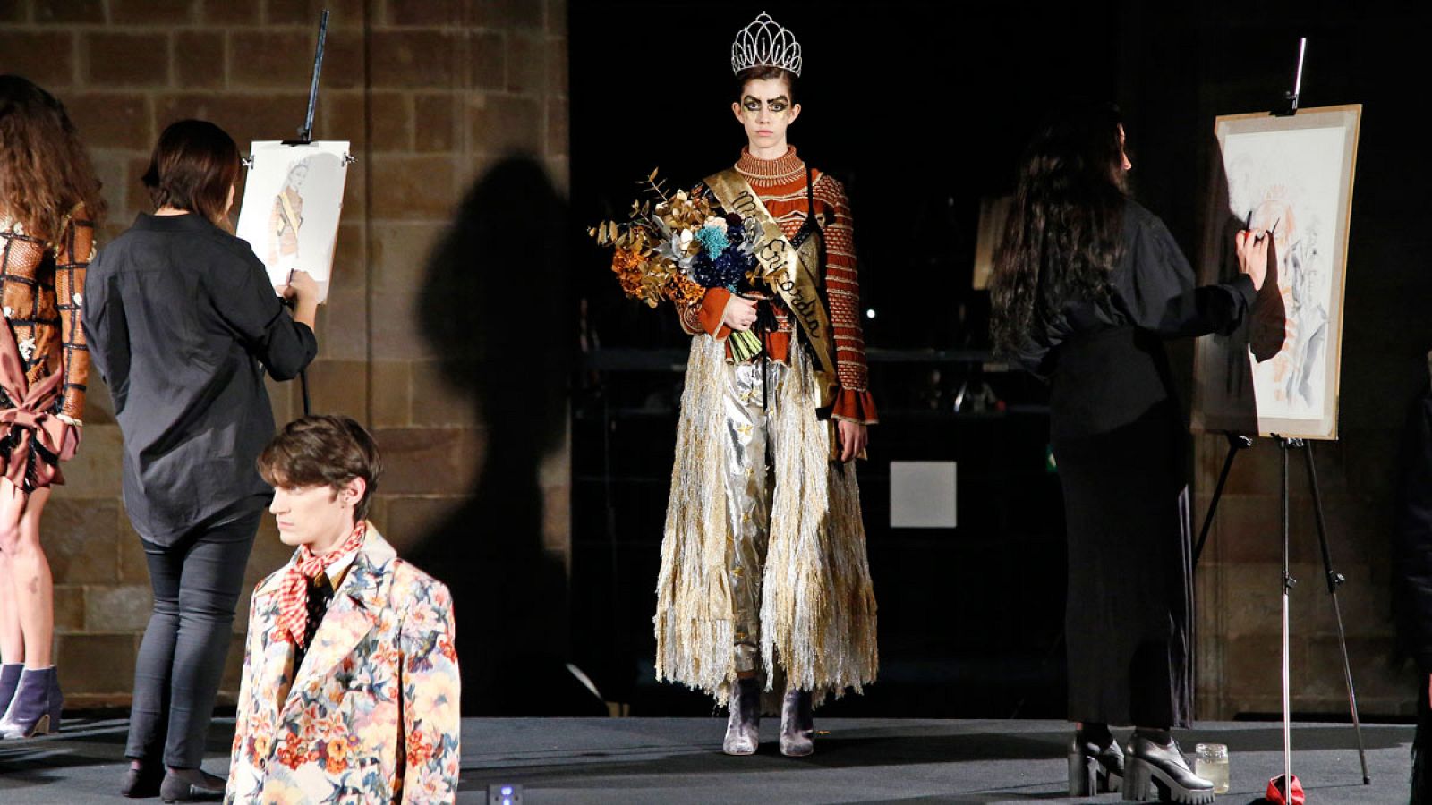 Un momento del teatral desfile de Manuel Bolaño