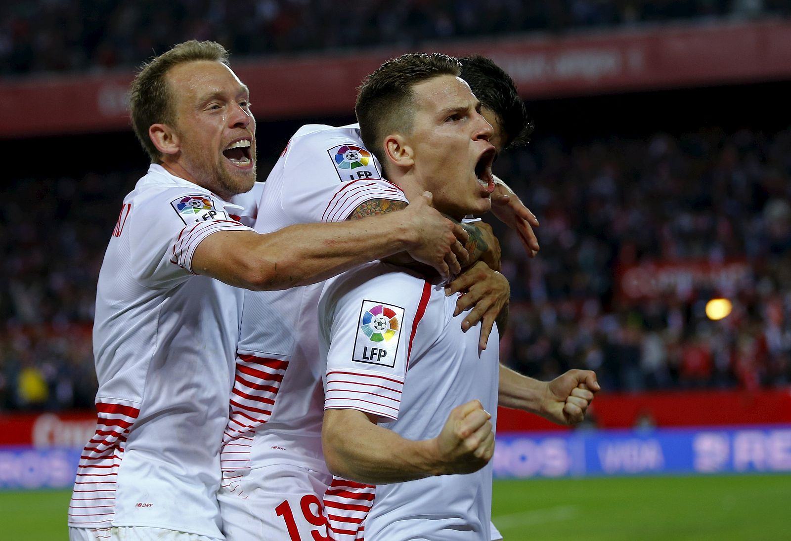Gameiro celebra su doblete ante el Celta.
