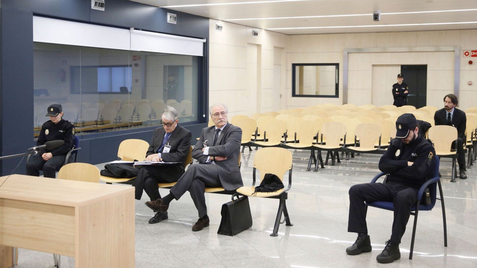 La cúpula de CCM se sienta en el banquillo