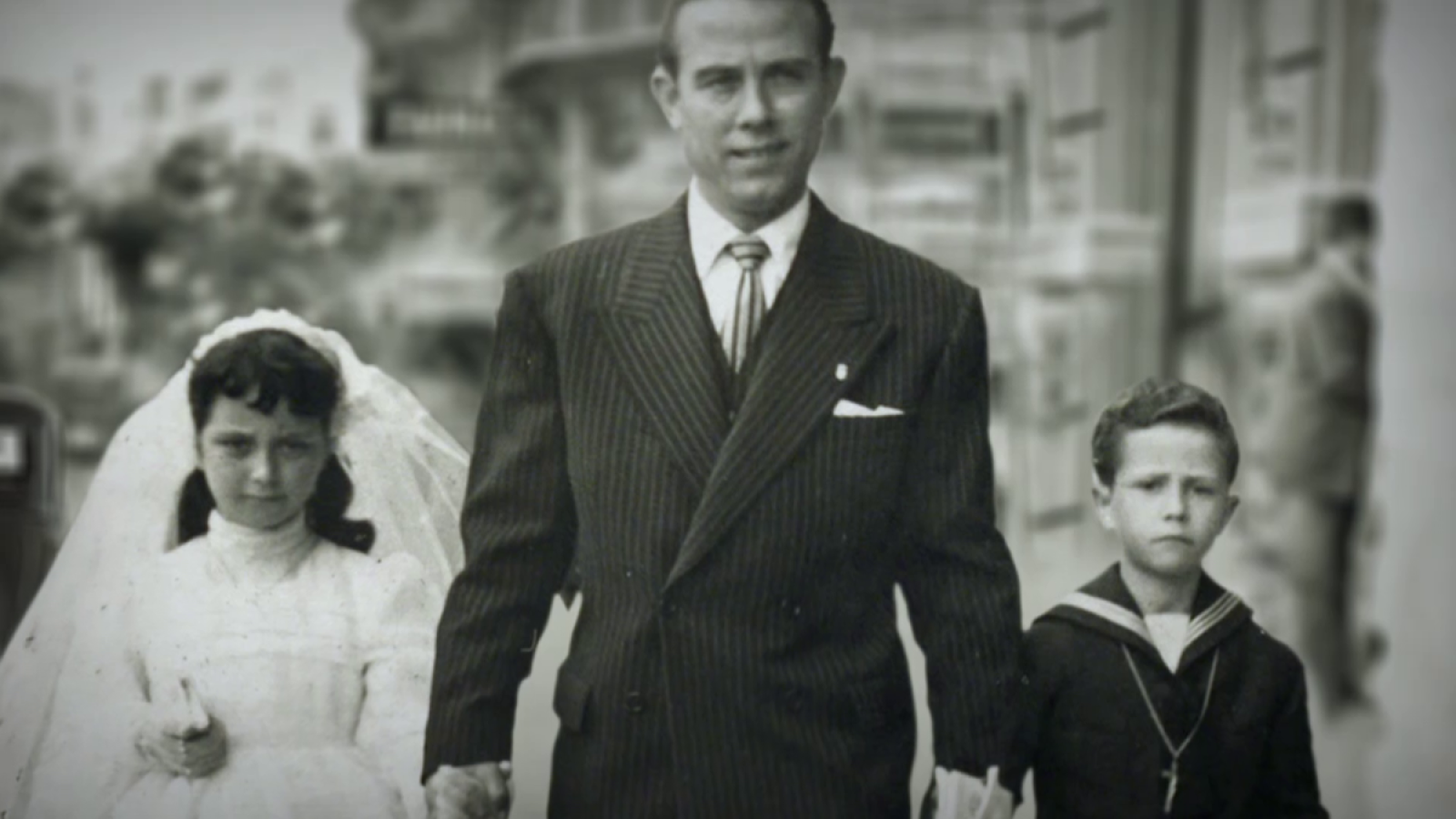 Arévalo de niño con su padre y hermana