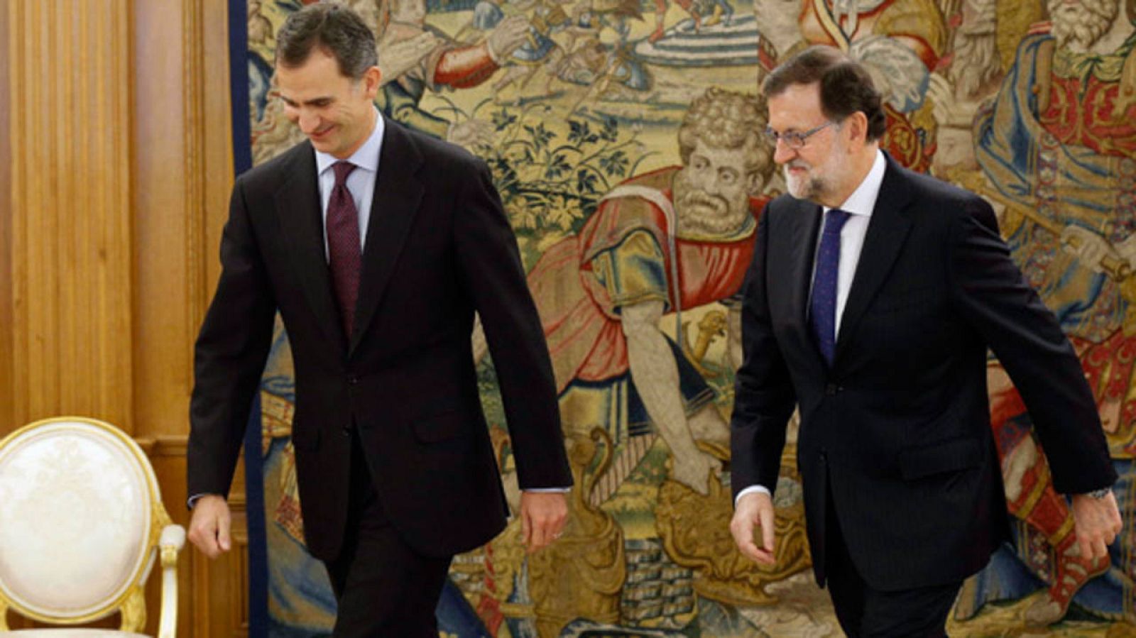 El rey Felipe VI, junto al líder del PP, Mariano Rajoy
