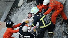 Al menos 18 muertos por el derrumbe de edificios tras un terremoto en Taiwán