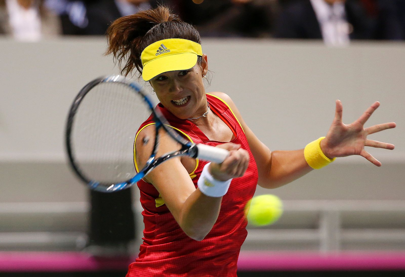 Muguruza devuelve la bola ante la serbia Ivana Jorovic.