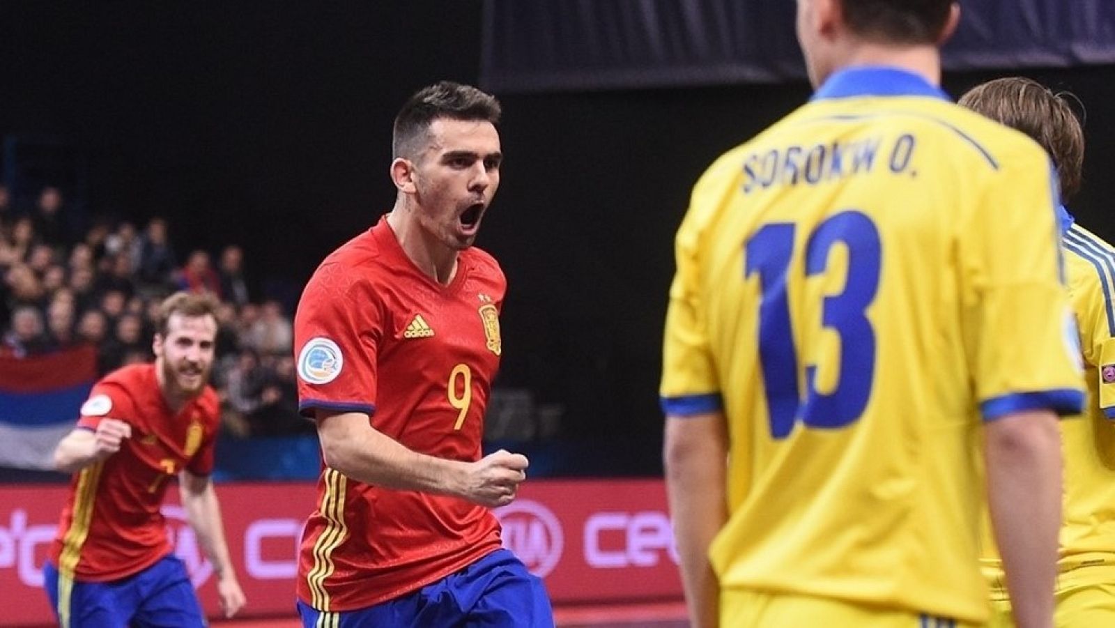 Álex celebra uno de sus dos goles ante Ucrania en la Eurocopa de fútbol sala