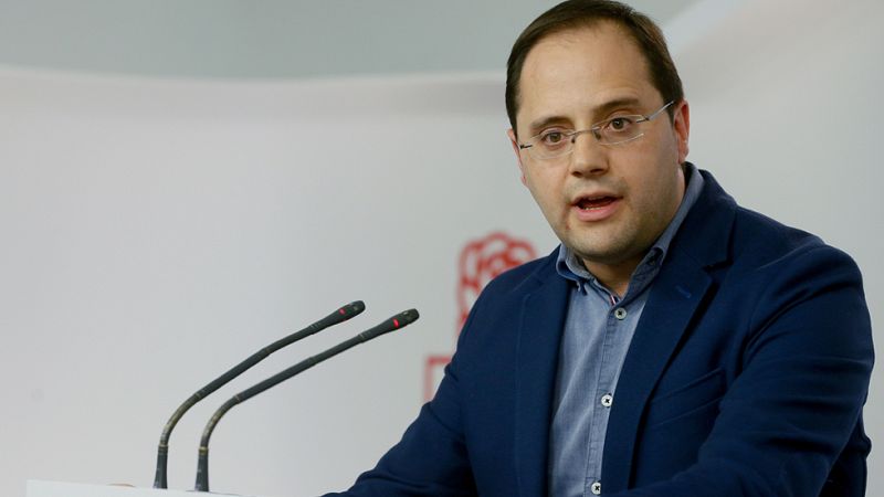 Luena dice que los vetos de Podemos "conducen a que siga gobernando Rajoy"