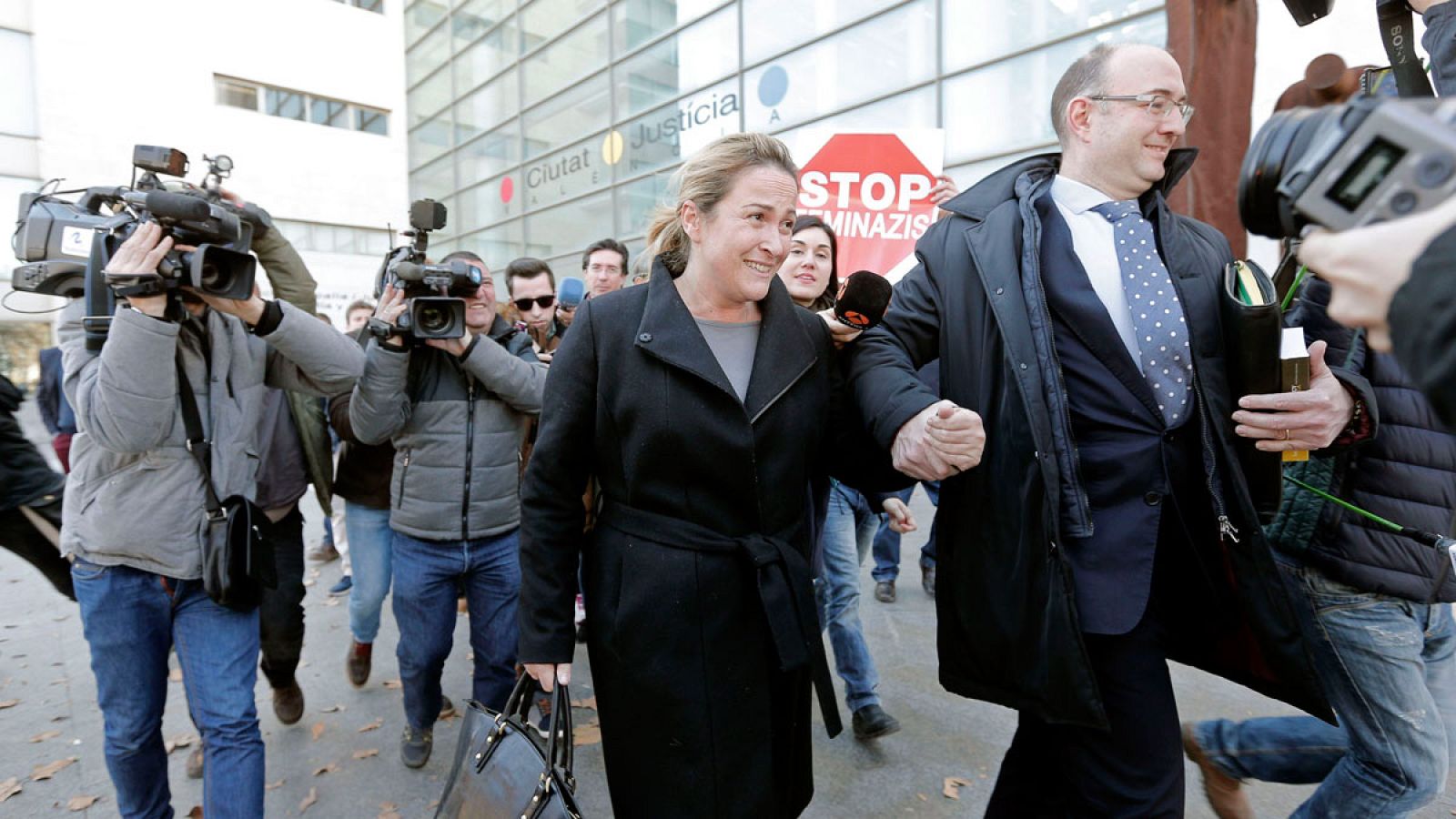 La concejal del 'popular' en el Ayuntamiento de Valencia Lourdes Mengual, a su salida de la Ciudad de la Justicia.