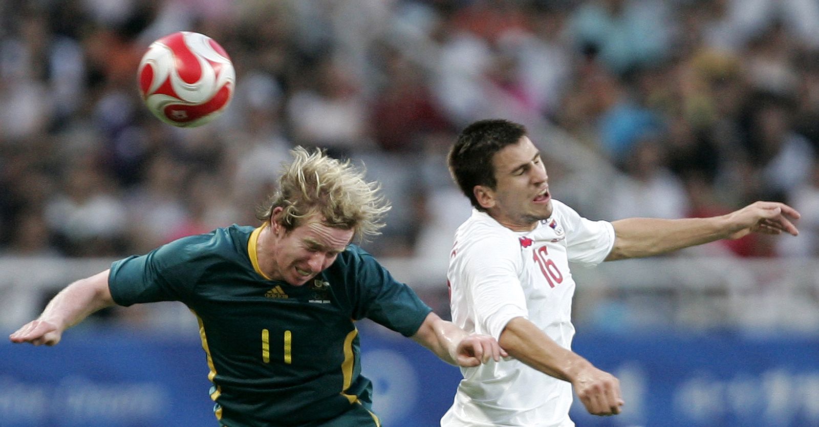 Carney y el serbio Tomovic en un momento del partido.