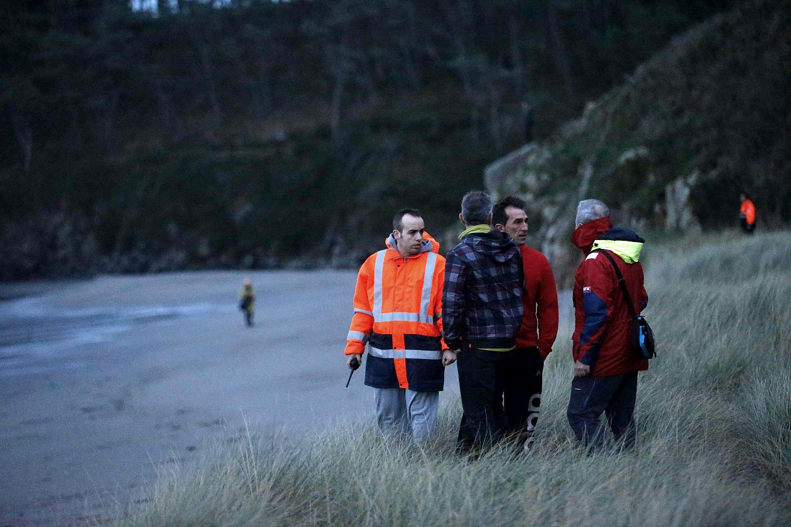 Varias personas participan en la búsqueda de un niño de 20 meses arrastrado por un golpe de mar en Navia
